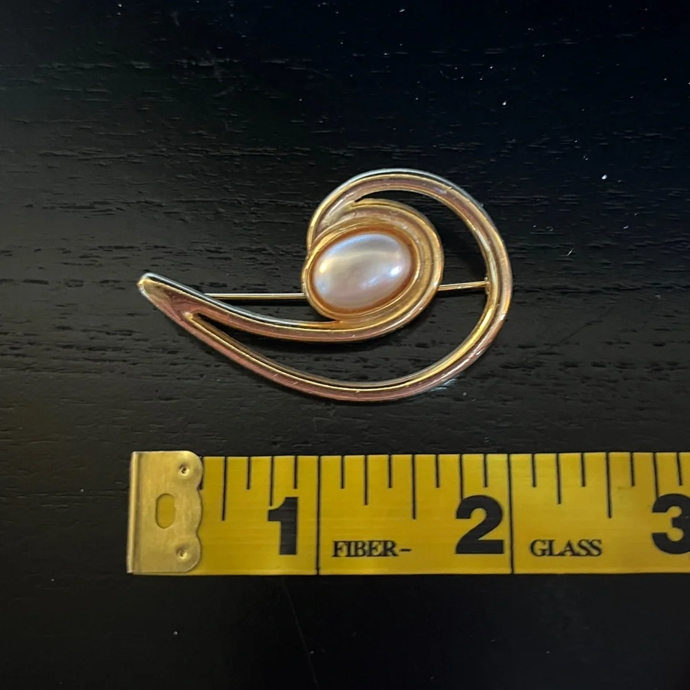 Vintage Gold Swoosh Brooch with large faux pearl